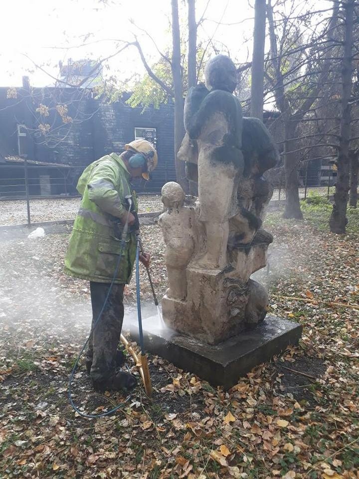 Столичные службы приводят в порядок скульптуры в Дубовом парке