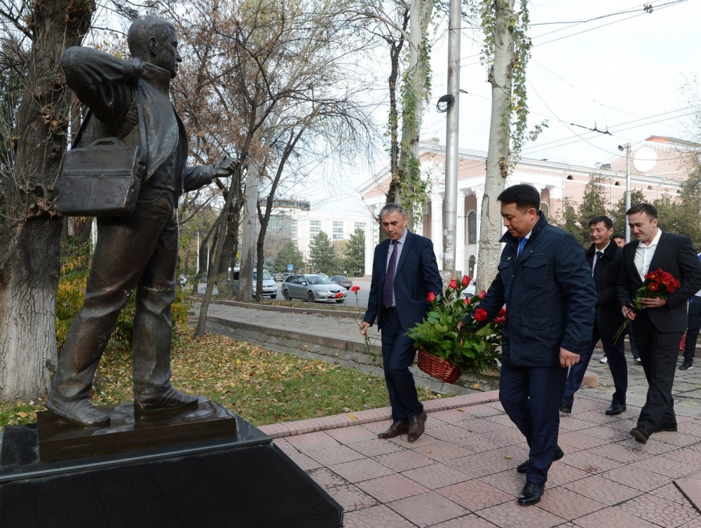 Аппарат президента КР и представители СМИ почтили память Геннадия Павлюка