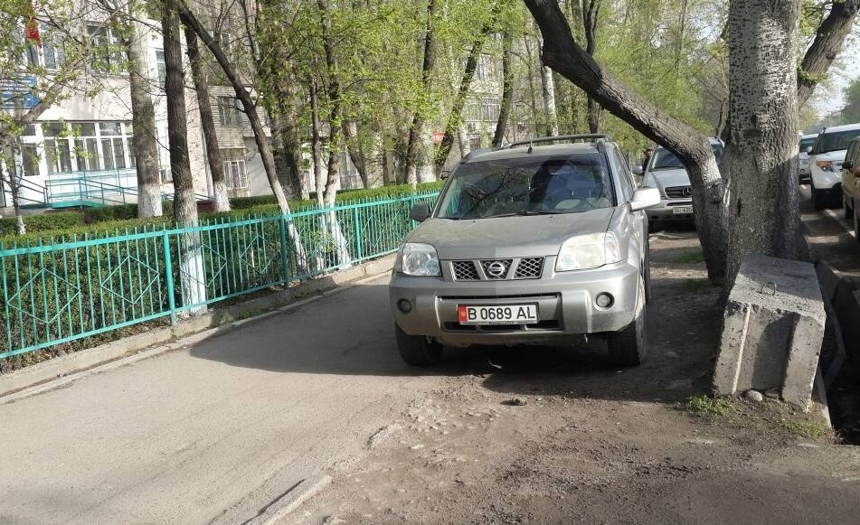 Сотрудники Госэкотехинспекции заставили машинами тротуар