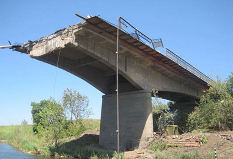 Разбитый мост. Разрушенный мост в Скнятино. Сломанный мост. Разрушение моста. Разрушенный мост через реку.
