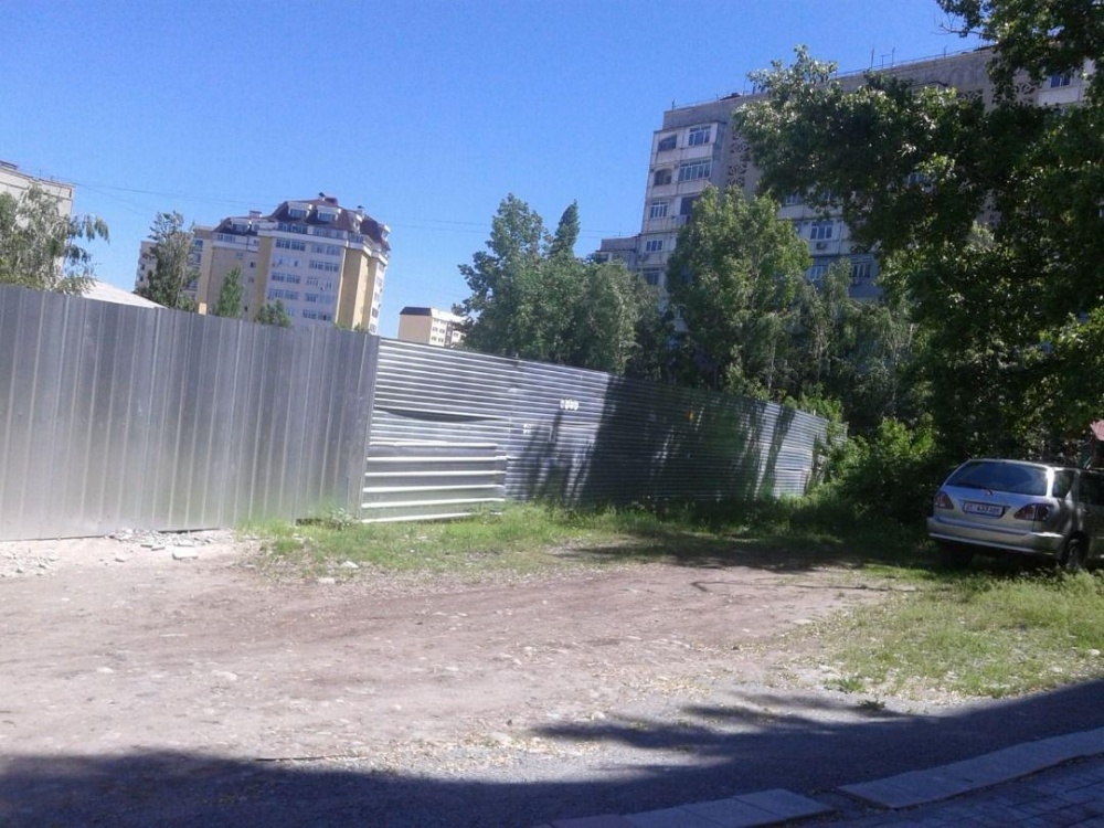 Жители обвинили мэрию в обмане: придомовую территорию отдали под стройку