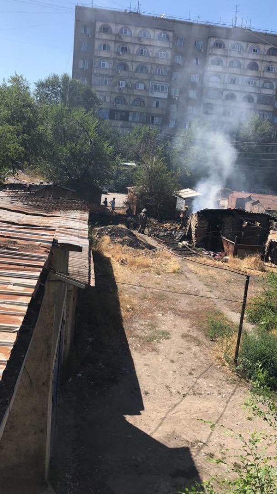 "Забор раздора" затруднил тушение пожара в центре Бишкека