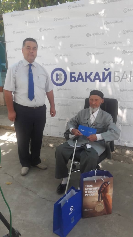 "Бакай Банк" поздравил своего 105-летнего вкладчика с днем пожилых людей