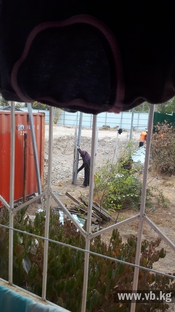 Буквально под окнами дома в 7 микрорайоне ведется стройка