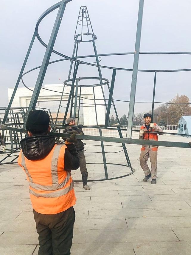 На площади Ала-Тоо полным ходом началась установка главной елки страны