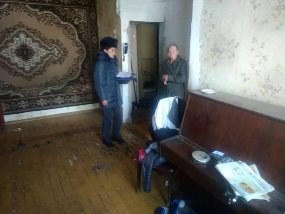 В Бишкеке забрали ребенка из семьи. Он жил просто в нечеловеческих условиях