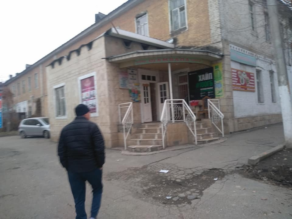 Вывалила бараний желудок в центре Оша. Как накажут эко-нарушительницу?