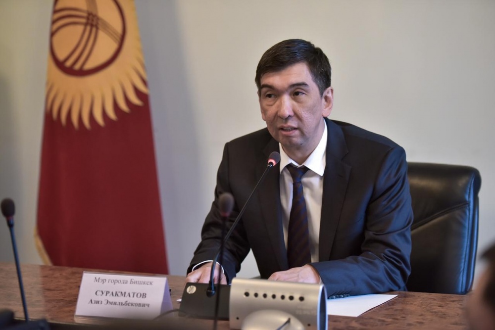 Мэр Бишкека наградил победителей конкурса на лучшее новогоднее оформление