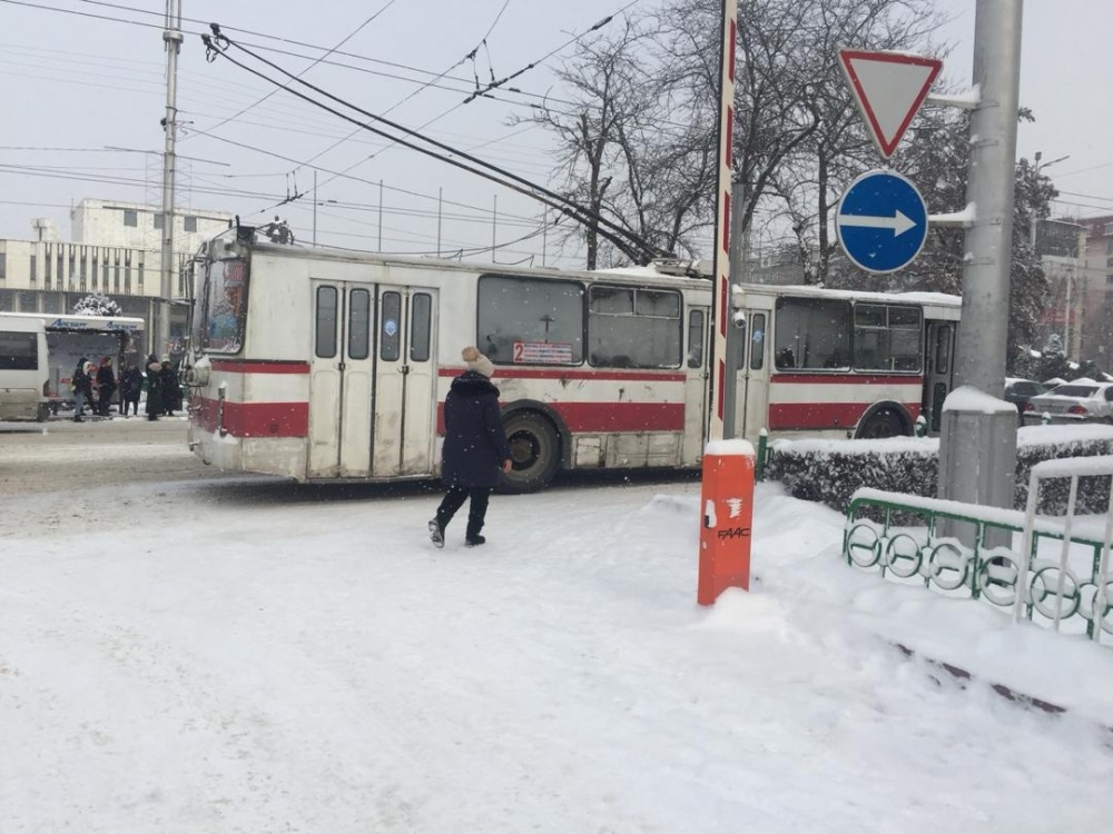 В Бишкеке приостановлено движение троллейбусов по нескольким маршрутам
