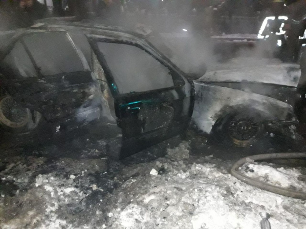 В Бишкеке на проезжей части загорелась BMW