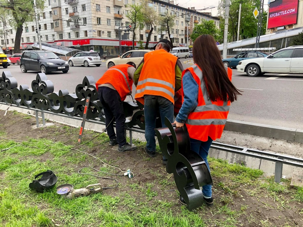 В Бишкеке устанавливают ограждение в виде национальных узоров