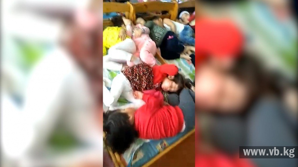 Детский ад. Малыши спят по четверо в кроватках и на полу