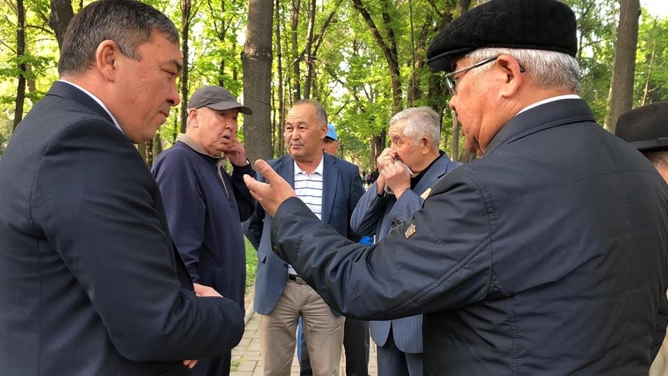 С ума сошли?! Реакция на предложение "аксакалов" убрать детей с бульвара