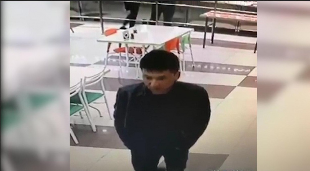 Двое мужчин украли урну со средствами для детей с онкологией