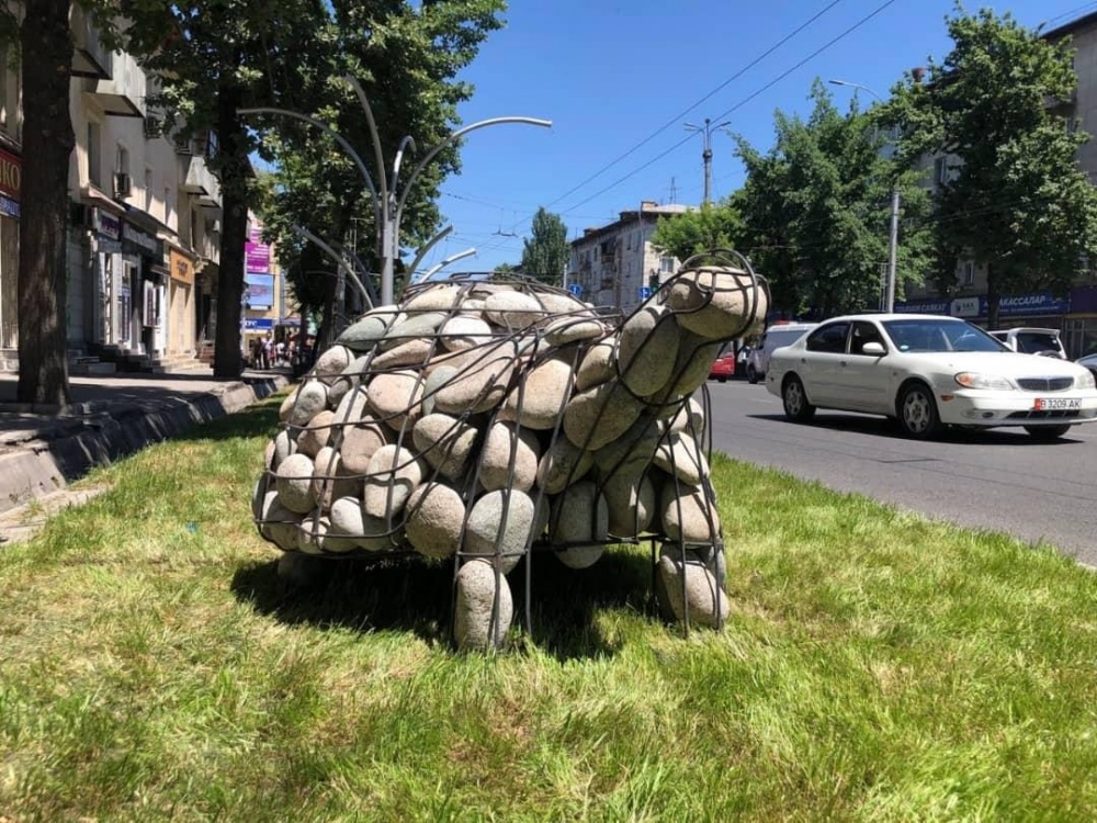 В Бишкеке появились "каменные" черепахи