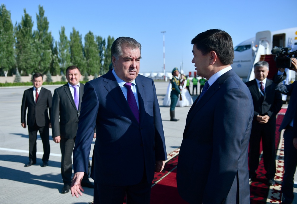 Президент Таджикистана прилетел в Бишкек