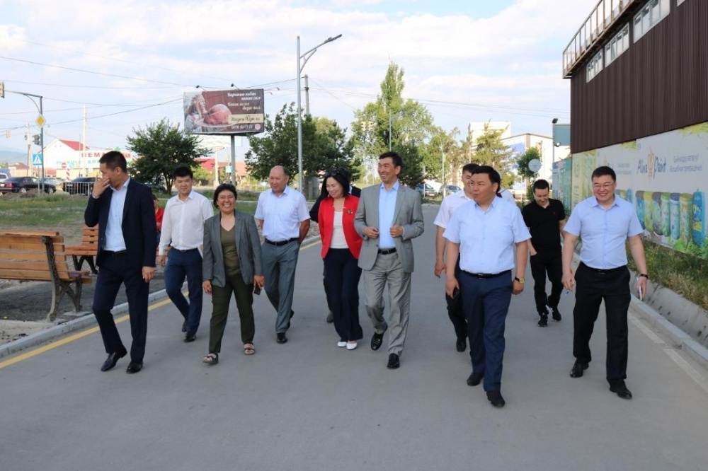 Суракматов тротуарлардагы мыйзамсыз курулуш түрлөрүн алып таштоо тапшырмасы