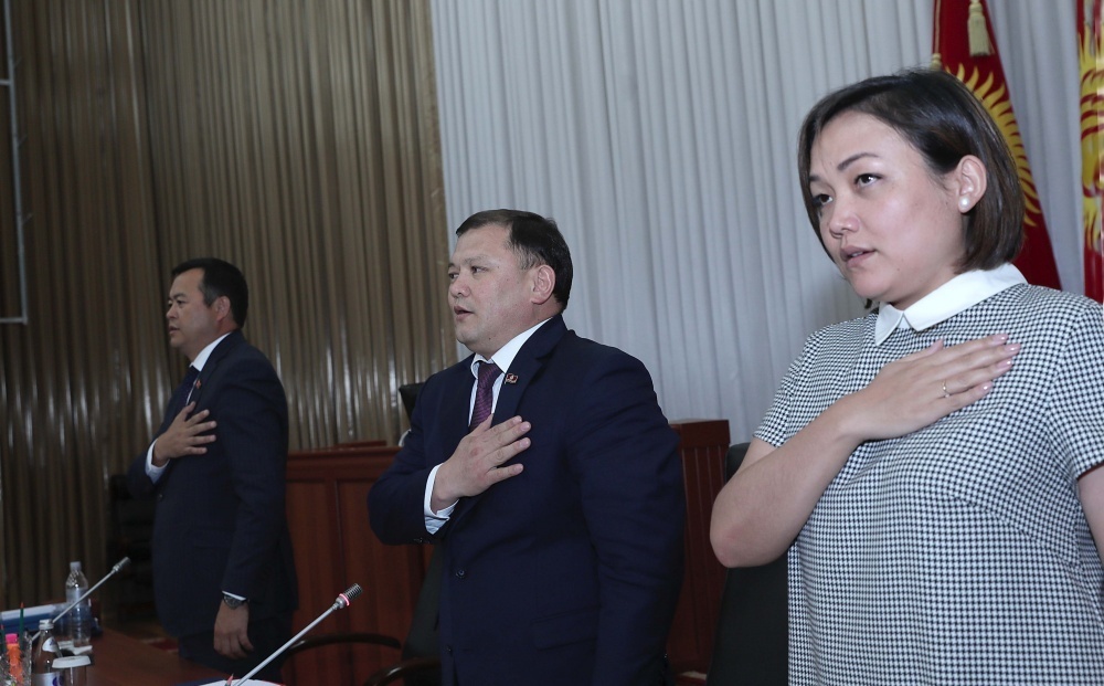 Жогорку Кеңештин депутаттары жайкы каникулга тарашты
