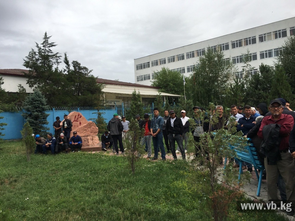 В Бишкеке люди собираются на митинг Атамбаева