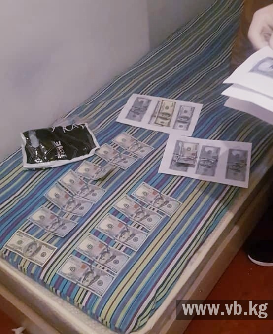 При получении взятки в размере $1800 задержана сотрудница налоговой службы