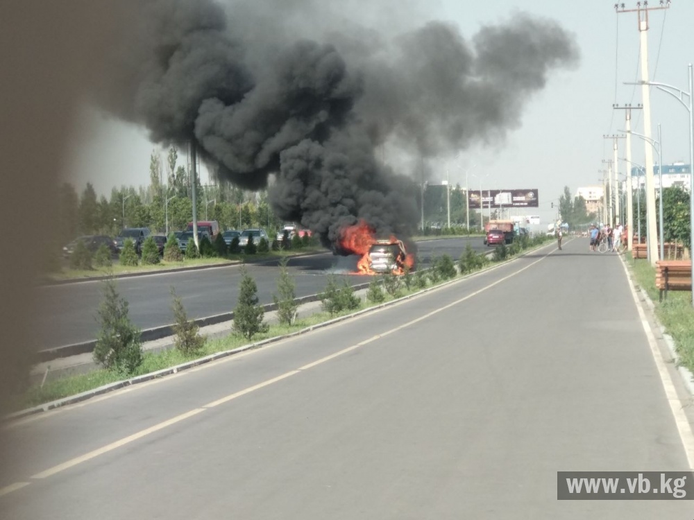На Южной Магистрали горит автомобиль