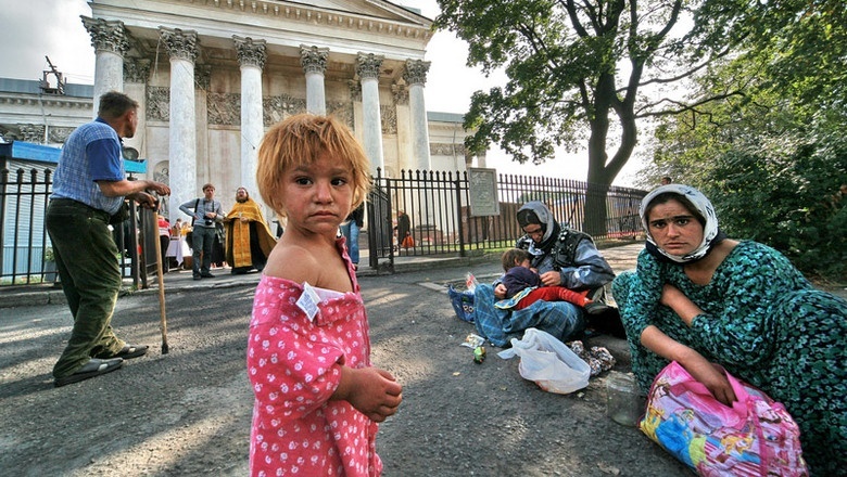 Екатеринбурженка, режущая себя стеклом на краю окна, выдвинула требование. Фото