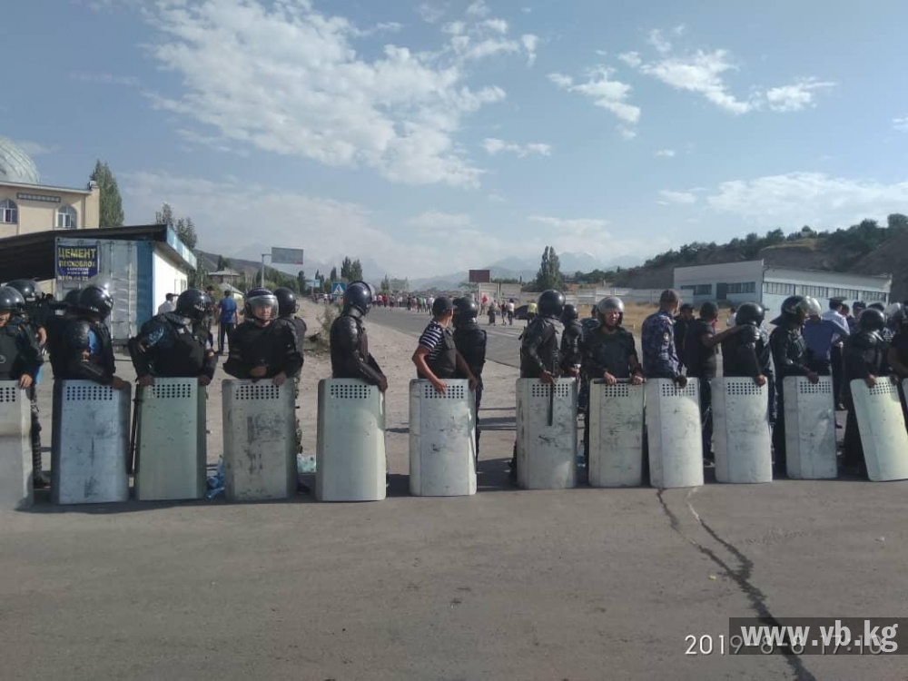 Силовики повторно штурмуют резиденцию Атамбаева