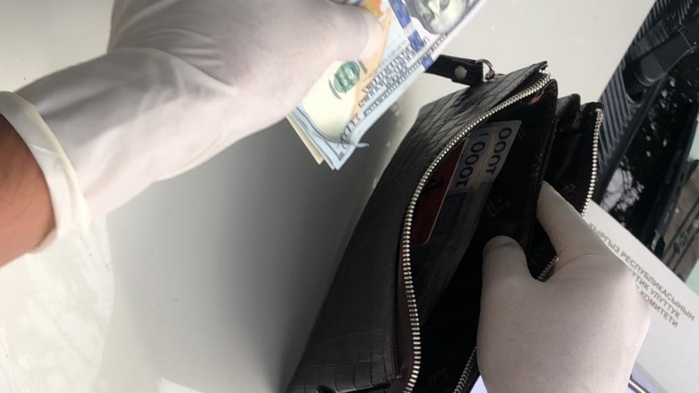 При получении взятки задержан старший помощник прокурора Токмака
