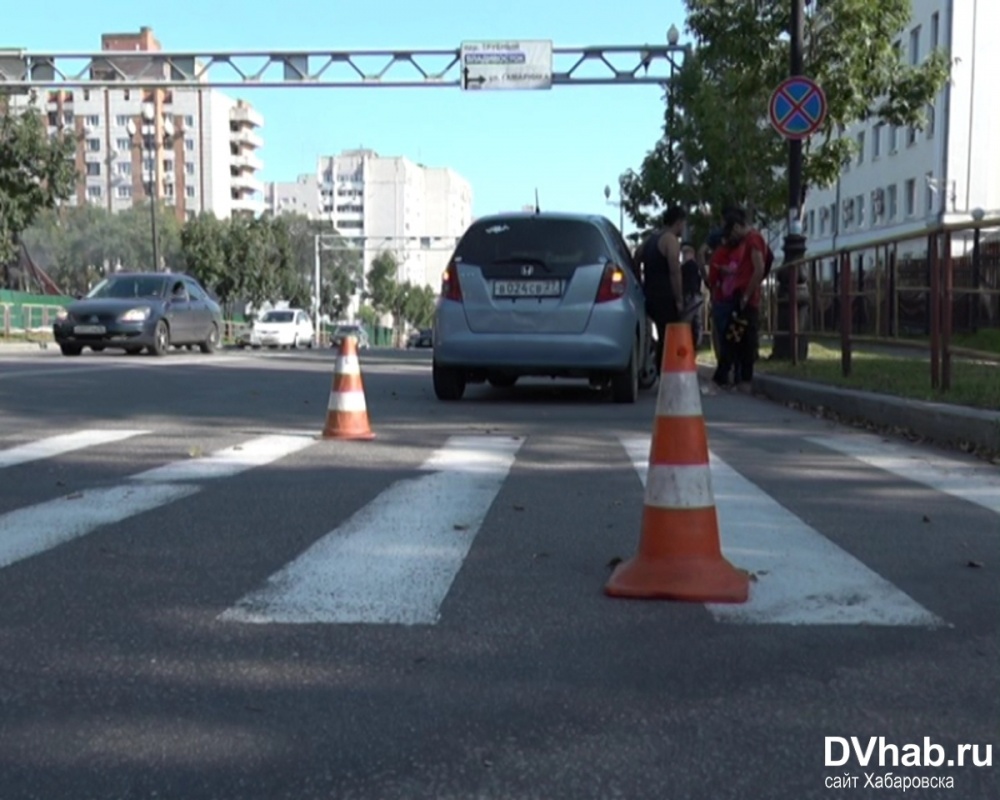 В Хабаровске таксист из КР сбил женщину (фото)