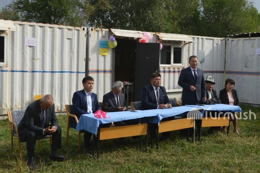 Зачем чиновники приехали на открытие школы из контейнеров? Ответ (фото)