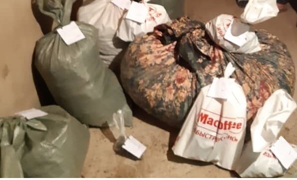 Баңгизат даярдап, сатып жүргөн жарандардын тобу кармалды