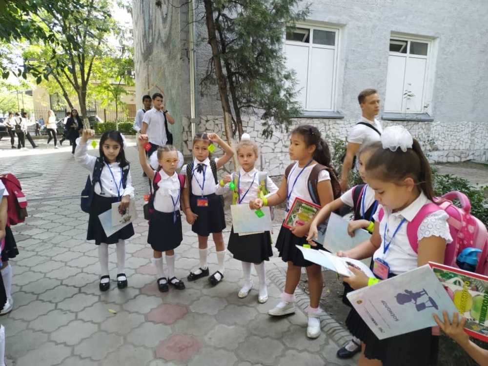 ГУОБДД и "Человек паук" напомнили школьникам о правилах дорожного движения