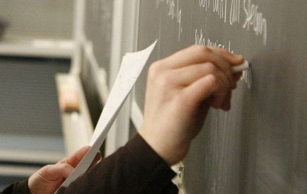 За октябрь учителя в КР получат без задержек в среднем 17 тысяч сомов