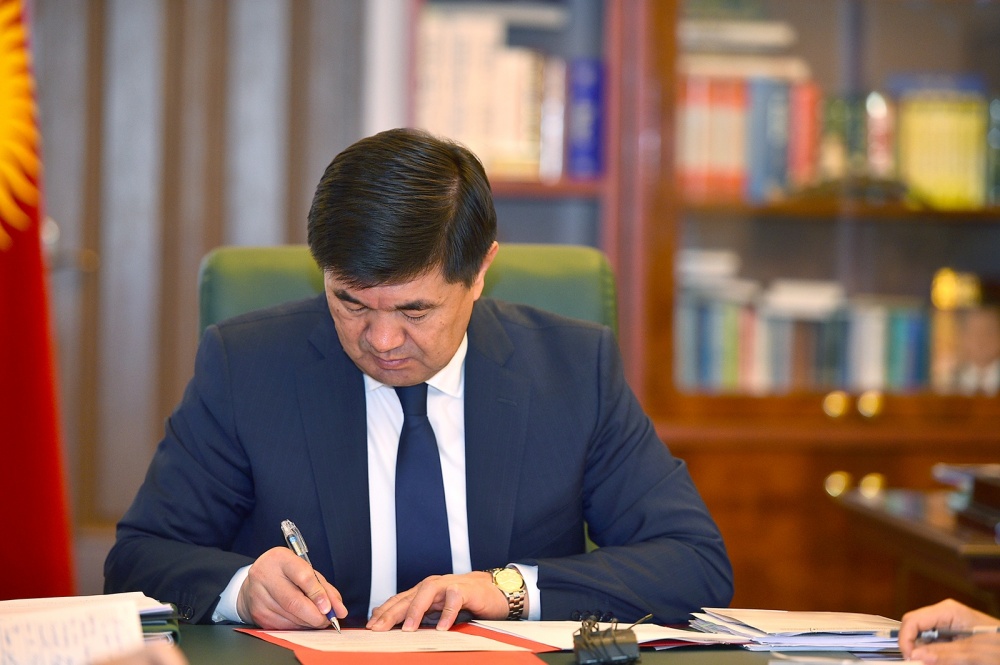 Абылгазиев подписал документ о повышении зарплат учителей и размеров пенсий