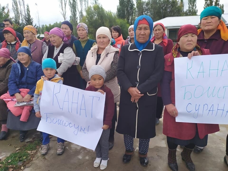 Канат Сагынбаевдин айылында аны колдоо митинги өтүп жатат