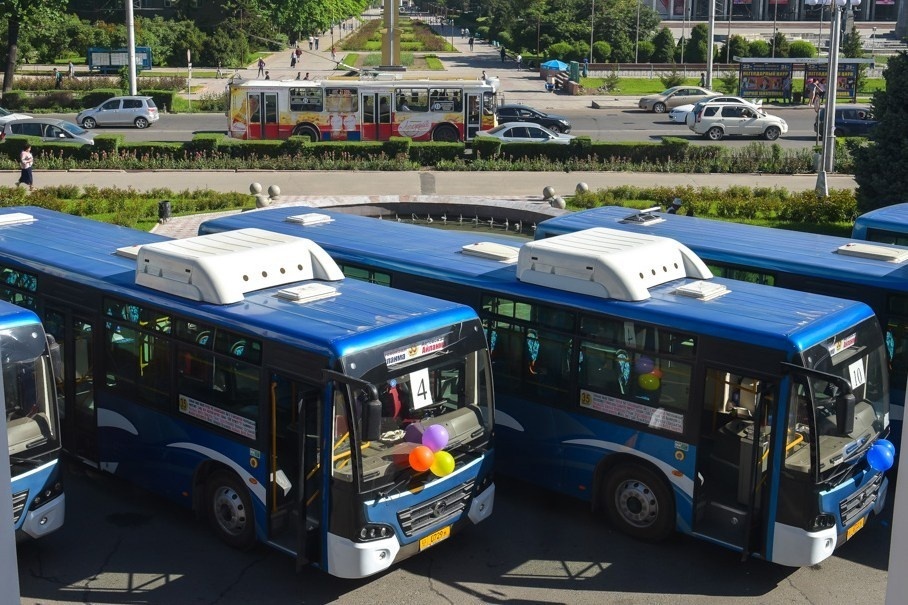 Водители автобусов в Бишкеке со второй попытки успешно сдали экзамен на ПДД