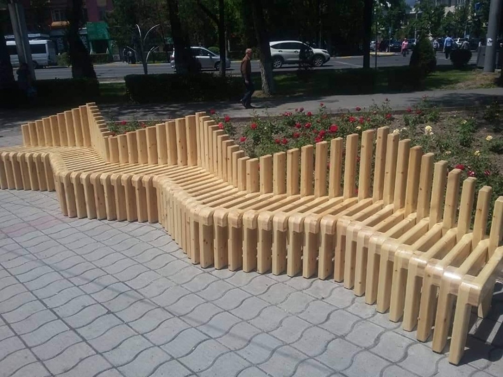 Вандалы очень "постарались" и сломали скамейки у Политеха