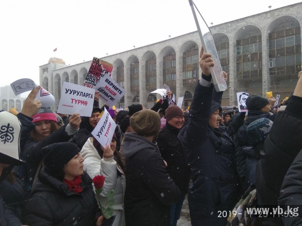 Митингдин катышуучулары Райым Матримовдун камалышын талап кылышууда