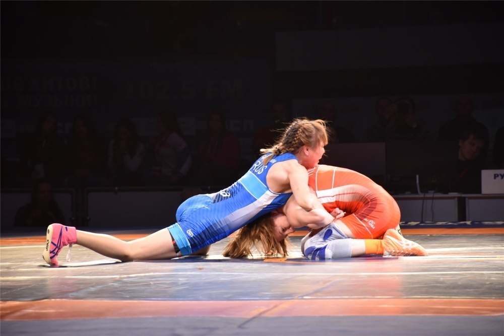 Кыргызстанки завоевали золото на турнире РФ по женской борьбе