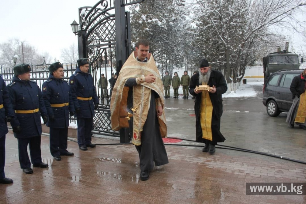На военную базу "Кант" доставили мощи святого Николая Чудотворца (фото)