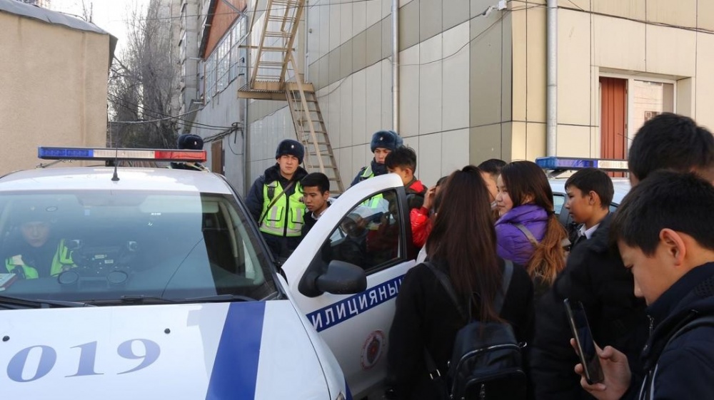 Школьники посетили с экскурсией бишкекскую милицию