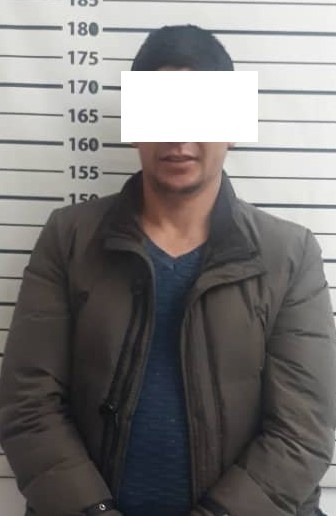 Двое мужчин и женщина, угрожая ножом, забрали у иностранца деньги и авто