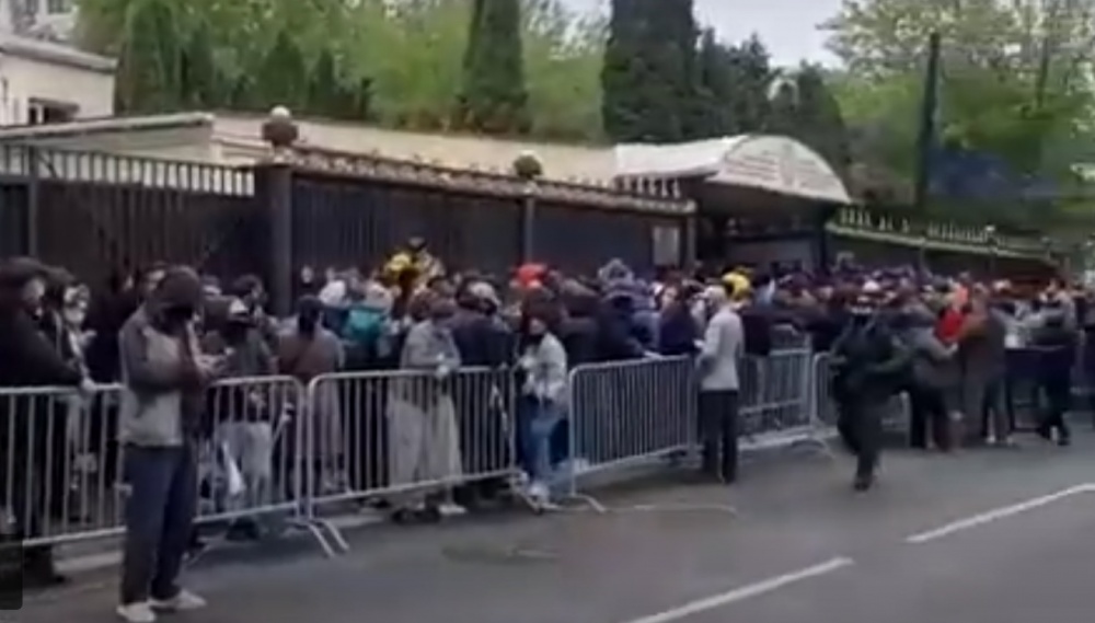 Возле посольства КР в Москве продолжают выстраиваться очереди
