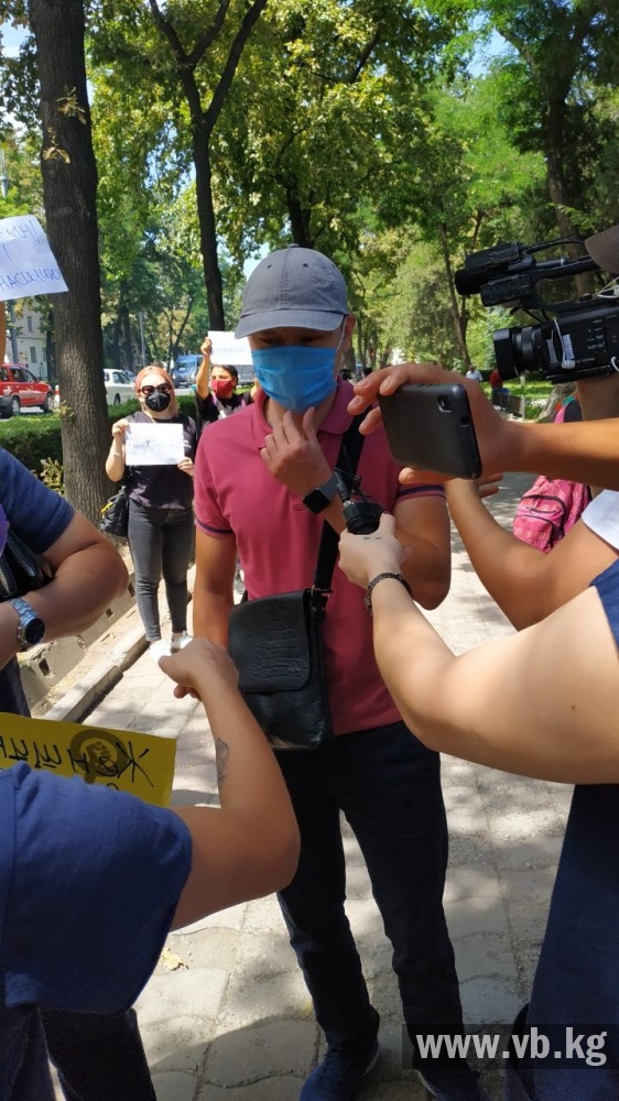 В Бишкеке проходит акция против семейного насилия (фото)