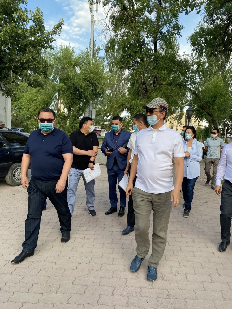 Пользователи соцсетей поспорили из-за кепки мэра Суракматова