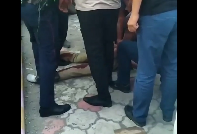 В столовой мужчина захватил в заложницы возлюбленную и порезал ее ножом