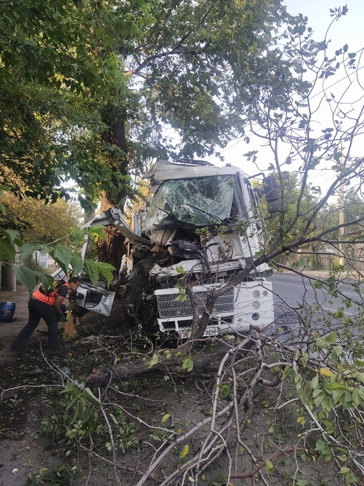 В Бишкеке грузовик разбился в ДТП. Пострадал водитель (фото)