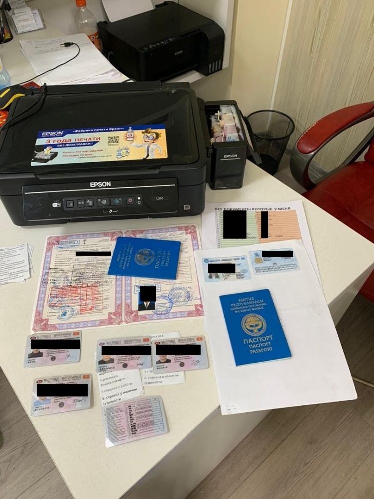 В КР задержаны лица, занимающиеся изготовлением фальшивых документов