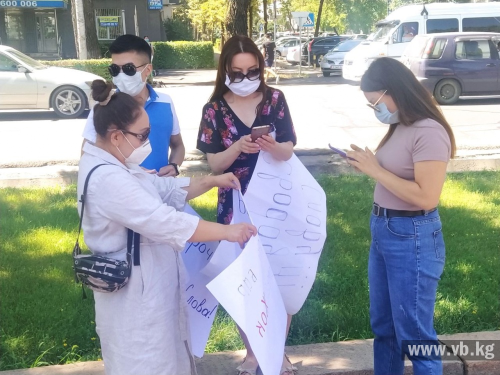 В Бишкеке у Здания Белого Дома проходит митинг против закона о фейках