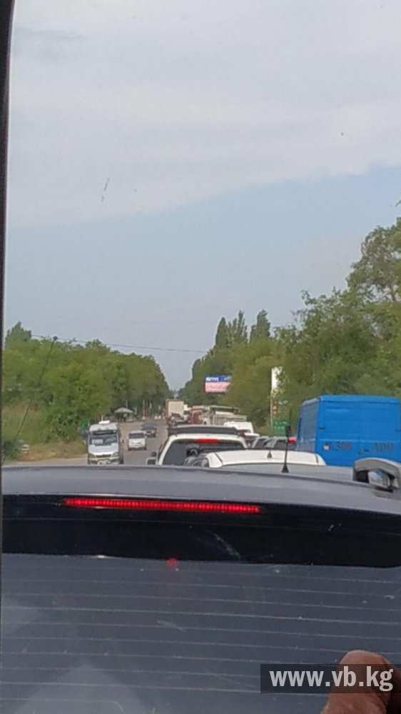 На въезде в Бишкек образовалась километровая пробка